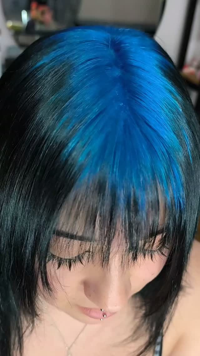 Trabajo Blue Morpho de Black Tokyo: raíces azules y cabello negro